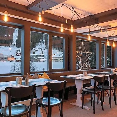 Provisorium13 Hotel Arosa